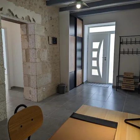 Maison En Pierres Renovee Avec Jardin, Terrasse, 3 Chambres, Proche Village, Nature Paisible, Equipements Complets - Fr-1-653-187 * Montboyer