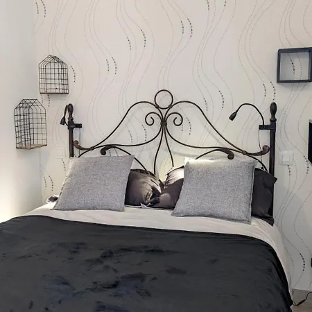 Maison En Pierres Renovee Avec Jardin, Terrasse, 3 Chambres, Proche Village, Nature Paisible, Equipements Complets - Fr-1-653-187 * Montboyer