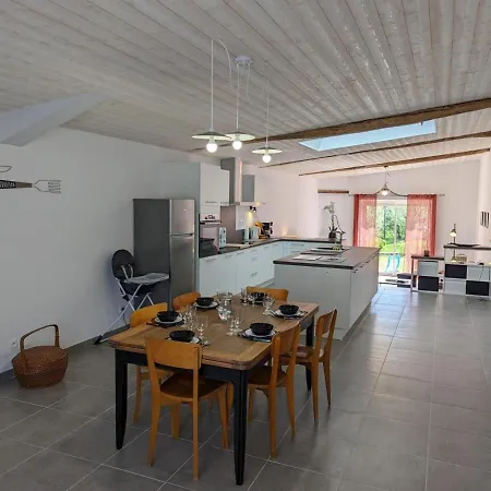 Maison En Pierres Renovee Avec Jardin, Terrasse, 3 Chambres, Proche Village, Nature Paisible, Equipements Complets - Fr-1-653-187 Montboyer