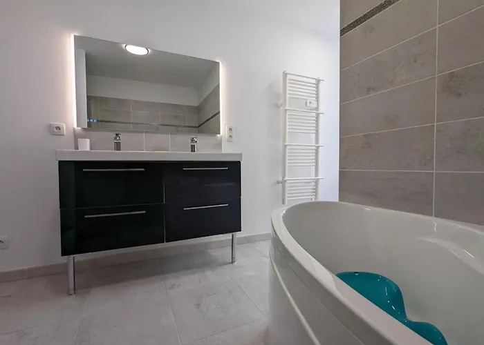 Maison En Pierres Renovee Avec Jardin, Terrasse, 3 Chambres, Proche Village, Nature Paisible, Equipements Complets - Fr-1-653-187 Montboyer