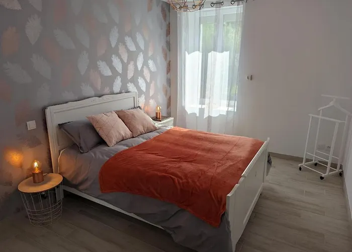 Maison En Pierres Renovee Avec Jardin, Terrasse, 3 Chambres, Proche Village, Nature Paisible, Equipements Complets - Fr-1-653-187